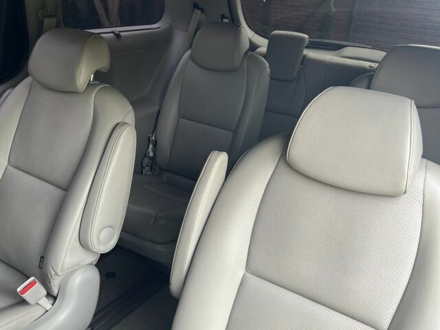 Черный Киа Карнивал, объемом двигателя 2.2 л и пробегом 291 тыс. км за 16100 $, фото 7 на Automoto.ua