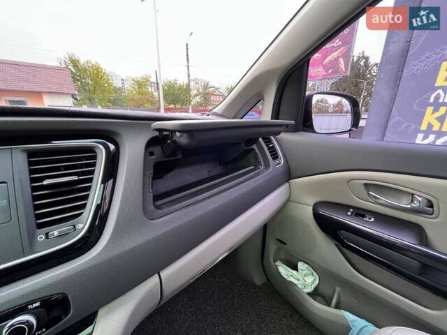 Черный Киа Карнивал, объемом двигателя 2.2 л и пробегом 215 тыс. км за 21700 $, фото 33 на Automoto.ua