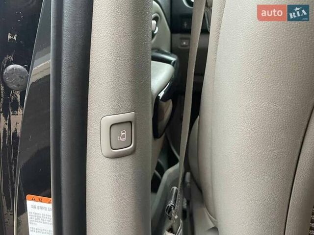 Черный Киа Карнивал, объемом двигателя 2.2 л и пробегом 295 тыс. км за 15900 $, фото 18 на Automoto.ua