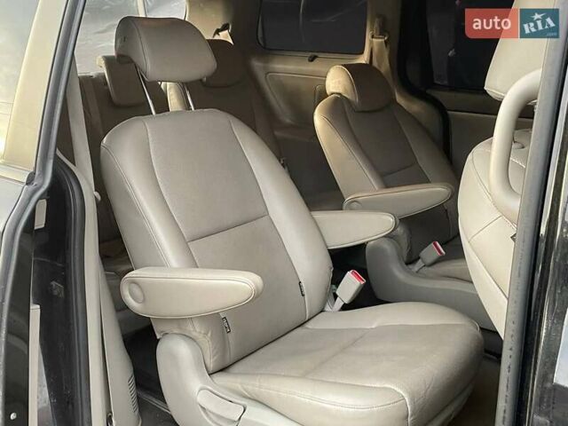 Черный Киа Карнивал, объемом двигателя 2.2 л и пробегом 295 тыс. км за 15900 $, фото 10 на Automoto.ua