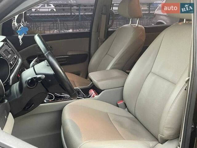 Черный Киа Карнивал, объемом двигателя 2.2 л и пробегом 295 тыс. км за 15900 $, фото 7 на Automoto.ua