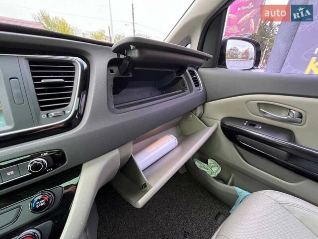 Черный Киа Карнивал, объемом двигателя 2.2 л и пробегом 215 тыс. км за 21700 $, фото 32 на Automoto.ua