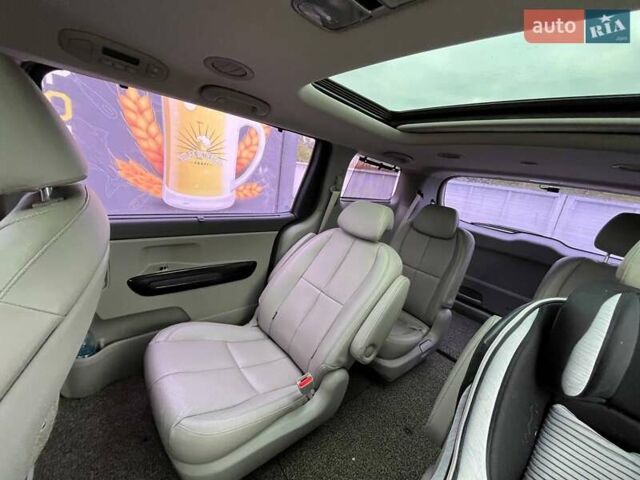 Черный Киа Карнивал, объемом двигателя 2.2 л и пробегом 215 тыс. км за 22900 $, фото 9 на Automoto.ua