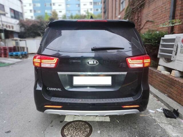 Черный Киа Карнивал, объемом двигателя 2.2 л и пробегом 47 тыс. км за 6497 $, фото 1 на Automoto.ua