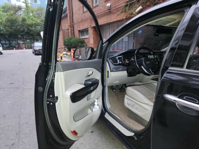 Черный Киа Карнивал, объемом двигателя 2.2 л и пробегом 47 тыс. км за 6497 $, фото 6 на Automoto.ua