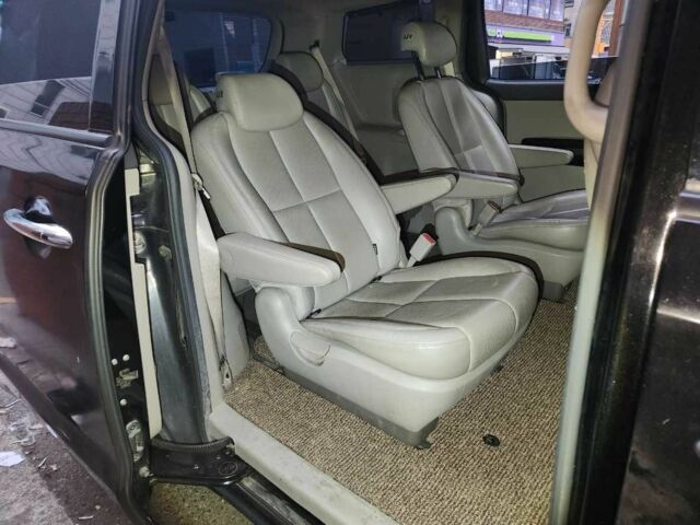 Черный Киа Карнивал, объемом двигателя 2.2 л и пробегом 47 тыс. км за 6497 $, фото 5 на Automoto.ua