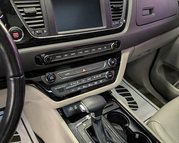 Черный Киа Карнивал, объемом двигателя 2.2 л и пробегом 299 тыс. км за 16500 $, фото 4 на Automoto.ua