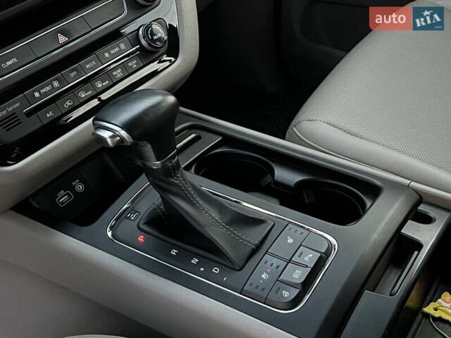 Черный Киа Карнивал, объемом двигателя 2.2 л и пробегом 149 тыс. км за 23500 $, фото 12 на Automoto.ua