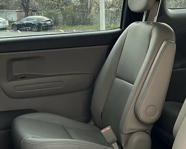 Черный Киа Карнивал, объемом двигателя 2.2 л и пробегом 149 тыс. км за 23500 $, фото 10 на Automoto.ua