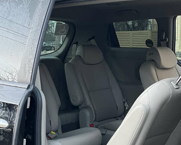 Черный Киа Карнивал, объемом двигателя 2.2 л и пробегом 149 тыс. км за 23500 $, фото 15 на Automoto.ua