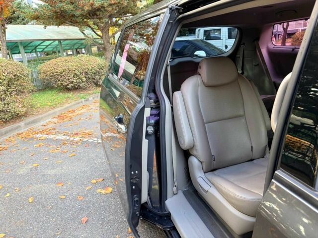 Чорний Кіа Карнівал, об'ємом двигуна 2.2 л та пробігом 78 тис. км за 15850 $, фото 10 на Automoto.ua