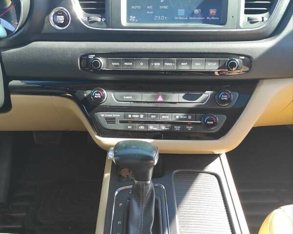 Черный Киа Карнивал, объемом двигателя 2.2 л и пробегом 212 тыс. км за 21500 $, фото 13 на Automoto.ua