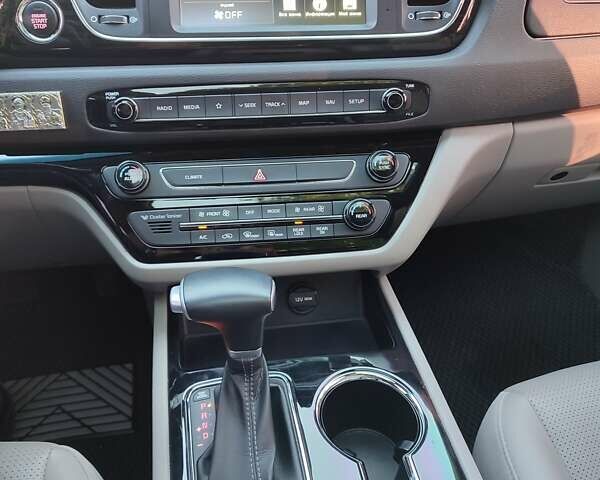 Черный Киа Карнивал, объемом двигателя 2.2 л и пробегом 103 тыс. км за 29500 $, фото 6 на Automoto.ua