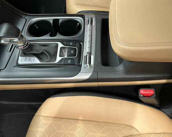 Чорний Кіа Карнівал, об'ємом двигуна 2.2 л та пробігом 110 тис. км за 34500 $, фото 2 на Automoto.ua