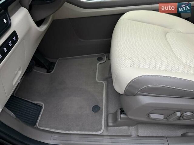 Черный Киа Карнивал, объемом двигателя 2.2 л и пробегом 12 тыс. км за 67000 $, фото 18 на Automoto.ua