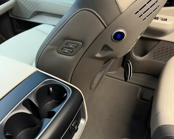 Черный Киа Карнивал, объемом двигателя 2.2 л и пробегом 12 тыс. км за 67000 $, фото 49 на Automoto.ua