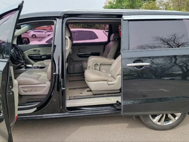 Черный Киа Карнивал, объемом двигателя 2 л и пробегом 250 тыс. км за 23000 $, фото 2 на Automoto.ua