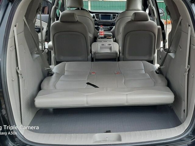 Черный Киа Карнивал, объемом двигателя 2 л и пробегом 250 тыс. км за 23000 $, фото 4 на Automoto.ua