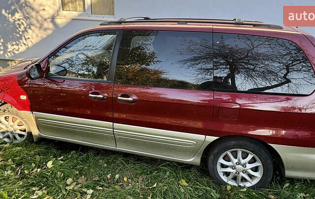 Красный Киа Карнивал, объемом двигателя 2.9 л и пробегом 250 тыс. км за 6000 $, фото 1 на Automoto.ua