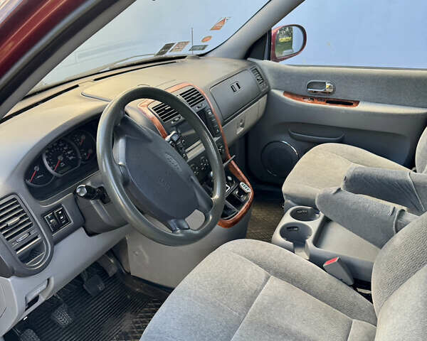 Красный Киа Карнивал, объемом двигателя 2.9 л и пробегом 250 тыс. км за 6000 $, фото 10 на Automoto.ua