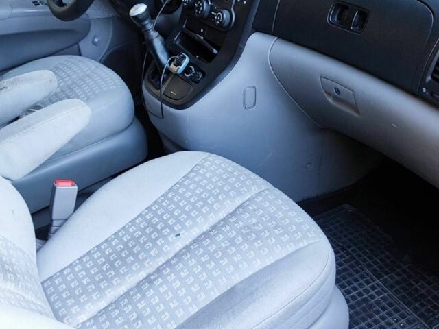 Красный Киа Карнивал, объемом двигателя 0 л и пробегом 240 тыс. км за 3000 $, фото 5 на Automoto.ua