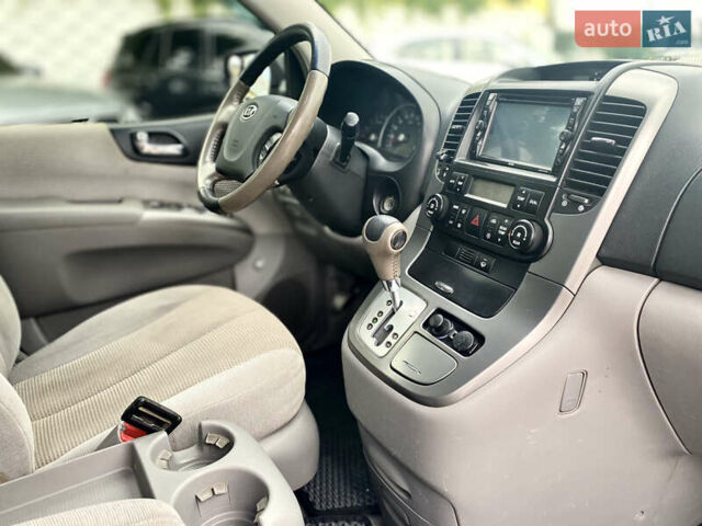 Красный Киа Карнивал, объемом двигателя 2.9 л и пробегом 258 тыс. км за 7900 $, фото 19 на Automoto.ua