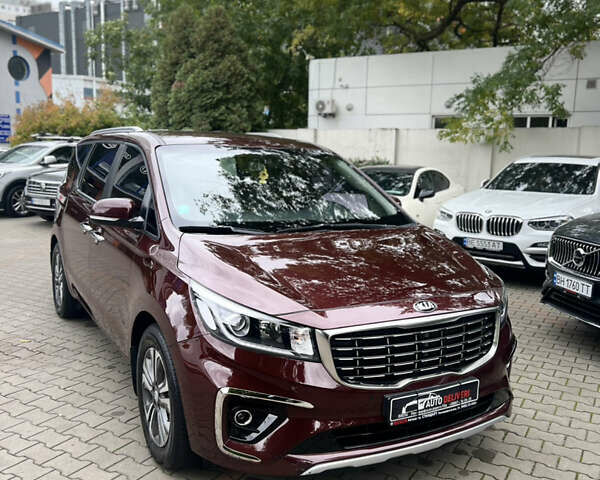 Красный Киа Карнивал, объемом двигателя 2.2 л и пробегом 118 тыс. км за 22500 $, фото 2 на Automoto.ua
