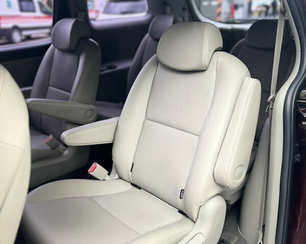 Красный Киа Карнивал, объемом двигателя 2.2 л и пробегом 118 тыс. км за 22500 $, фото 11 на Automoto.ua