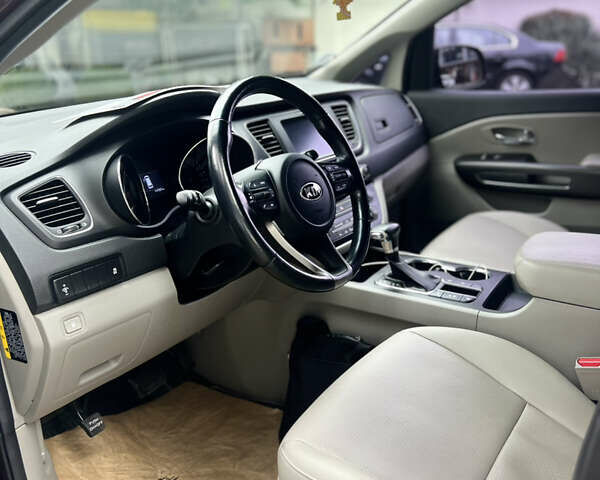 Красный Киа Карнивал, объемом двигателя 2.2 л и пробегом 118 тыс. км за 22500 $, фото 12 на Automoto.ua