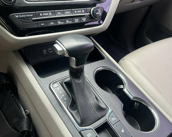 Красный Киа Карнивал, объемом двигателя 2.2 л и пробегом 118 тыс. км за 22500 $, фото 15 на Automoto.ua