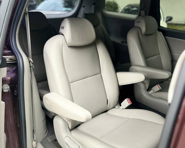 Красный Киа Карнивал, объемом двигателя 2.2 л и пробегом 118 тыс. км за 22500 $, фото 8 на Automoto.ua