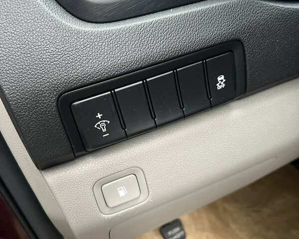 Красный Киа Карнивал, объемом двигателя 2.2 л и пробегом 118 тыс. км за 22500 $, фото 14 на Automoto.ua