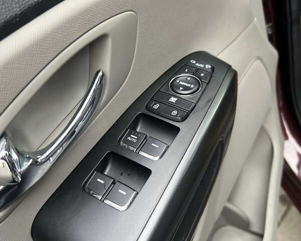 Красный Киа Карнивал, объемом двигателя 2.2 л и пробегом 118 тыс. км за 22500 $, фото 13 на Automoto.ua