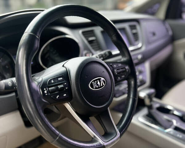 Красный Киа Карнивал, объемом двигателя 2.2 л и пробегом 118 тыс. км за 22500 $, фото 16 на Automoto.ua