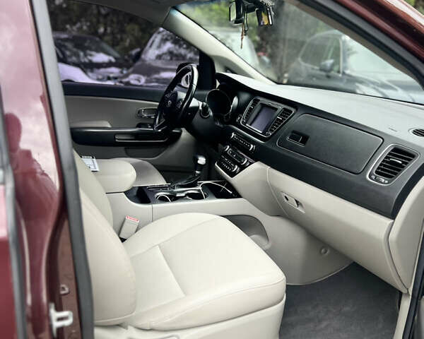 Красный Киа Карнивал, объемом двигателя 2.2 л и пробегом 118 тыс. км за 19990 $, фото 6 на Automoto.ua