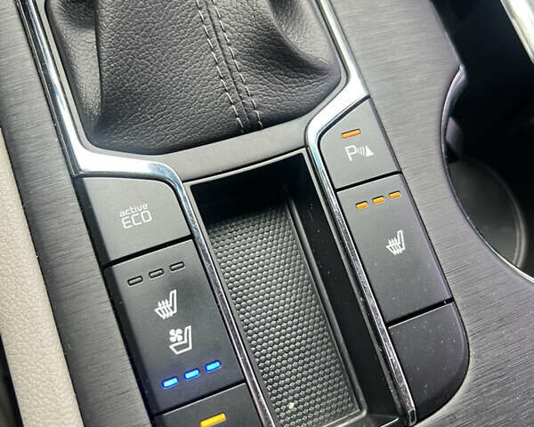 Красный Киа Карнивал, объемом двигателя 2.2 л и пробегом 118 тыс. км за 22500 $, фото 24 на Automoto.ua