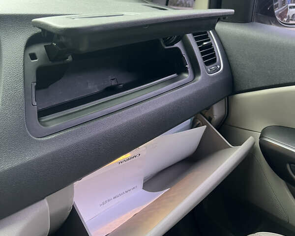 Красный Киа Карнивал, объемом двигателя 2.2 л и пробегом 118 тыс. км за 22500 $, фото 22 на Automoto.ua