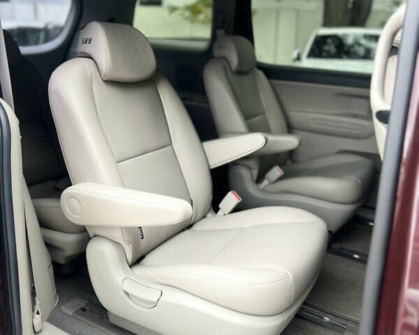 Красный Киа Карнивал, объемом двигателя 2.2 л и пробегом 118 тыс. км за 22500 $, фото 7 на Automoto.ua