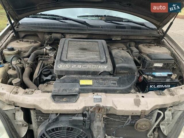 Желтый Киа Карнивал, объемом двигателя 2.9 л и пробегом 350 тыс. км за 4200 $, фото 6 на Automoto.ua