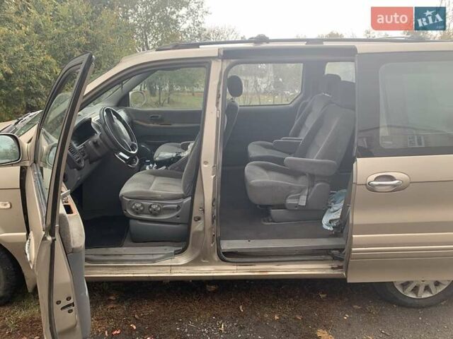 Желтый Киа Карнивал, объемом двигателя 2.9 л и пробегом 350 тыс. км за 4200 $, фото 4 на Automoto.ua