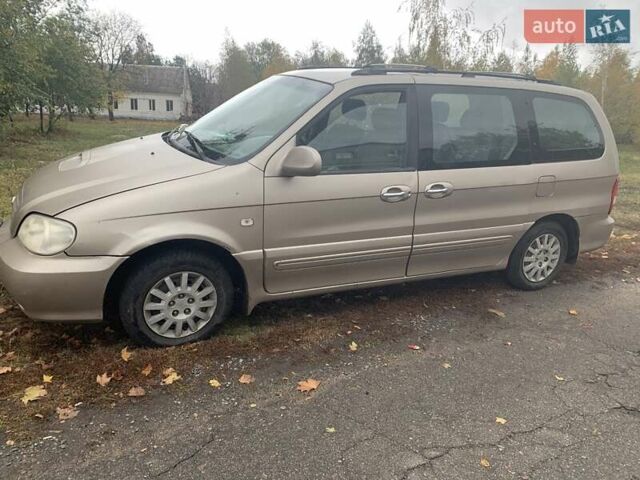 Желтый Киа Карнивал, объемом двигателя 2.9 л и пробегом 350 тыс. км за 4200 $, фото 1 на Automoto.ua