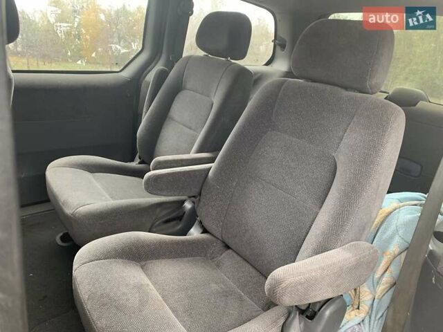 Желтый Киа Карнивал, объемом двигателя 2.9 л и пробегом 350 тыс. км за 4200 $, фото 5 на Automoto.ua