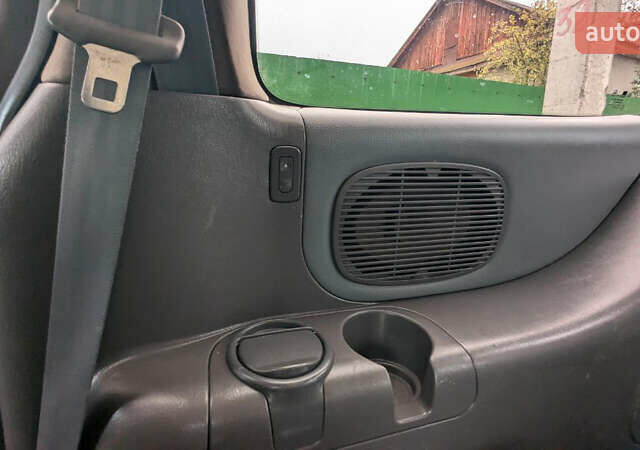 Серый Киа Карнивал, объемом двигателя 2.9 л и пробегом 350 тыс. км за 2150 $, фото 17 на Automoto.ua