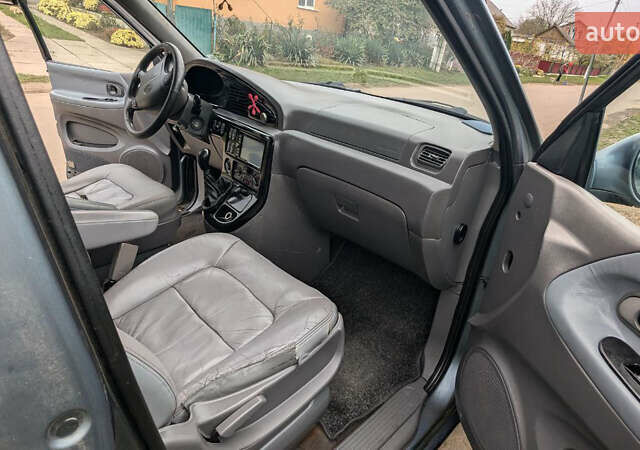 Серый Киа Карнивал, объемом двигателя 2.9 л и пробегом 350 тыс. км за 2150 $, фото 28 на Automoto.ua