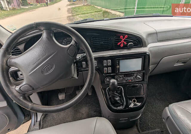 Серый Киа Карнивал, объемом двигателя 2.9 л и пробегом 350 тыс. км за 2150 $, фото 13 на Automoto.ua