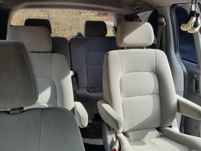 Серый Киа Карнивал, объемом двигателя 2.9 л и пробегом 147 тыс. км за 4709 $, фото 3 на Automoto.ua