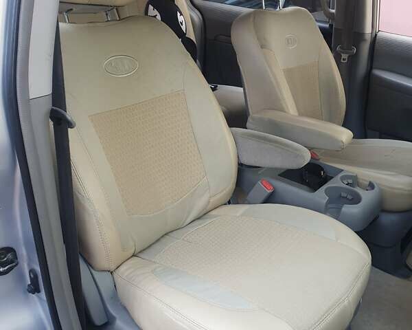 Серый Киа Карнивал, объемом двигателя 2.9 л и пробегом 330 тыс. км за 6200 $, фото 5 на Automoto.ua