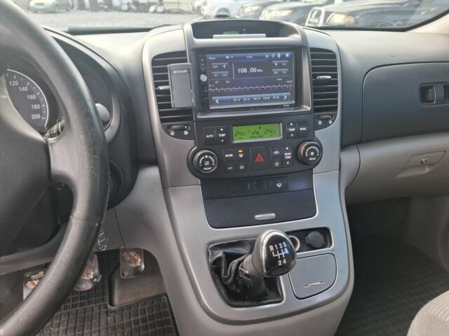 Сірий Кіа Карнівал, об'ємом двигуна 2.9 л та пробігом 267 тис. км за 5400 $, фото 7 на Automoto.ua