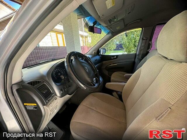 Серый Киа Карнивал, объемом двигателя 2.9 л и пробегом 180 тыс. км за 6500 $, фото 3 на Automoto.ua