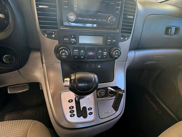 Серый Киа Карнивал, объемом двигателя 2.9 л и пробегом 180 тыс. км за 6500 $, фото 9 на Automoto.ua